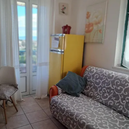 Cute Whit Balcony Apartment *