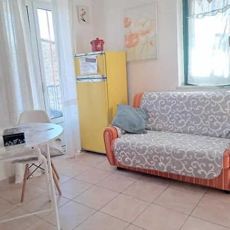 Apartment Cute Whit Balcony